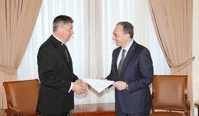 Министр иностранных дел Зограб Мнацаканян принял новоназначенного нунцию Святого Престола