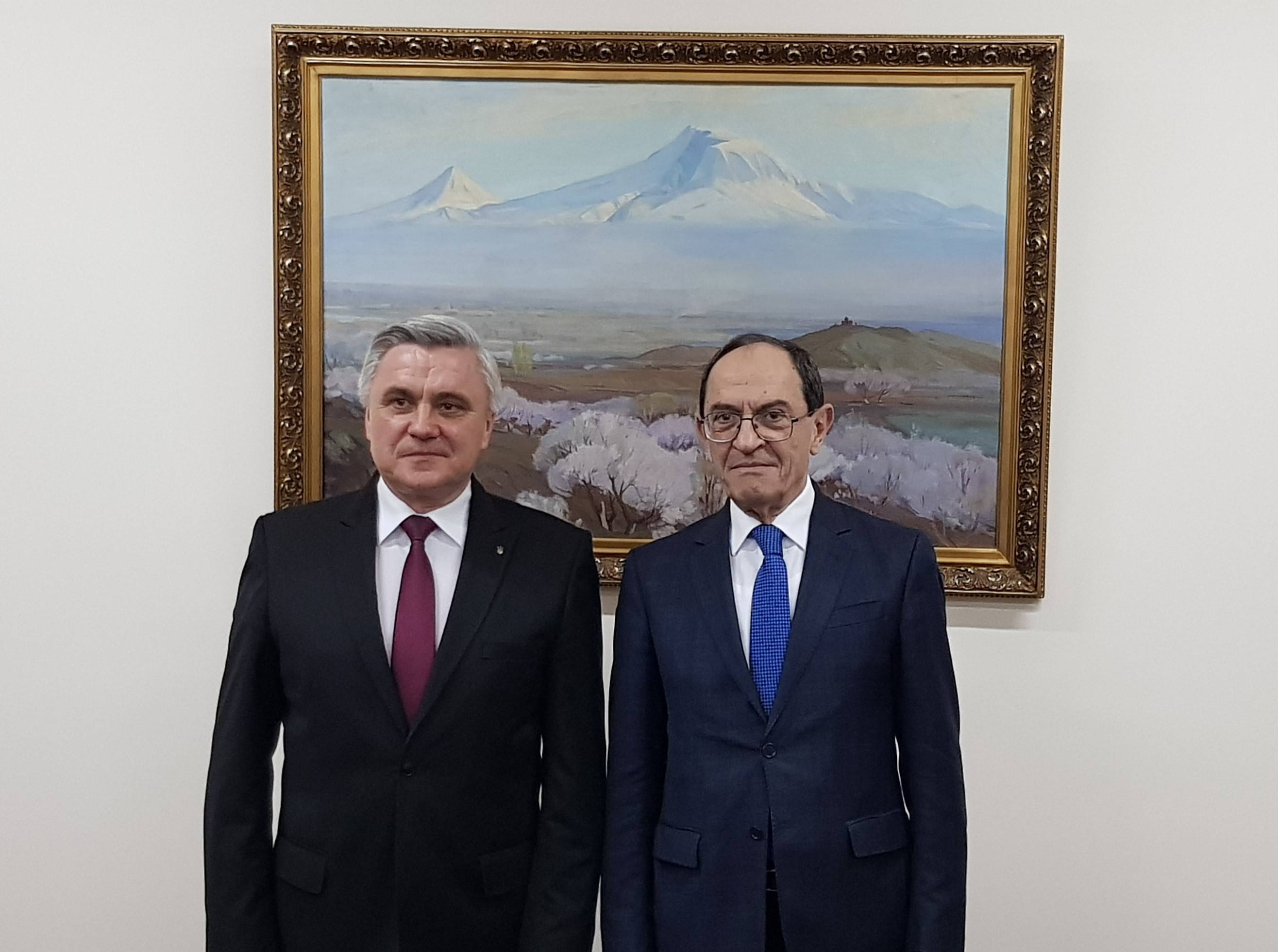 Встреча заместителя Министра ИД Шаварша Кочаряна с послом Украины