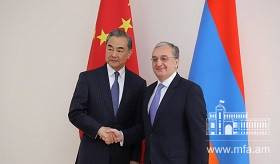Зограб Мнацаканян встретился с Министром иностранных дел Китая Ван И