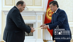 Դեսպան Ղալաչյանն իր հավատարմագրերը հանձնեց Ղրղզստանի նախագահին