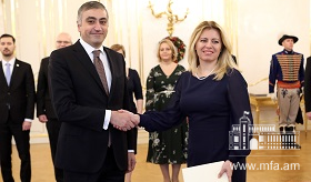 Դեսպան Պապիկյանն իր հավատարմագրերը հանձնեց Սլովակիայի Հանրապետության նախագահին