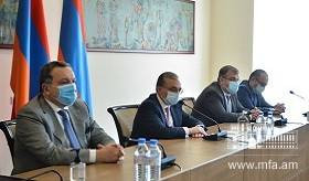 Министр иностранных дел Зограб Мнацаканян принял глав дипломатических представительств, аккредитованных в Армении