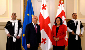 Դեսպան Սմբատյանն իր հավատարմագրերն է հանձնել Վրաստանի նախագահին