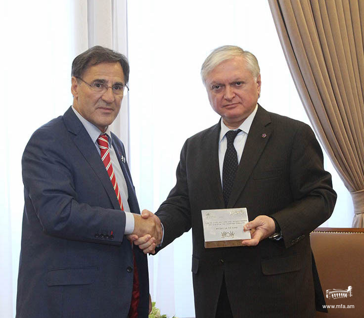 Министр иностранных дел Армении награжден золотой медалью испанской лиги Международной федерации за права человека