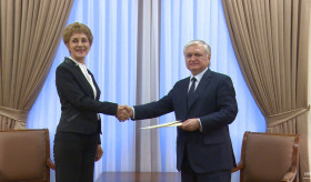 The newly appointed Ambassador of Bulgaria presented copies of her credentials to Foreign Minister 