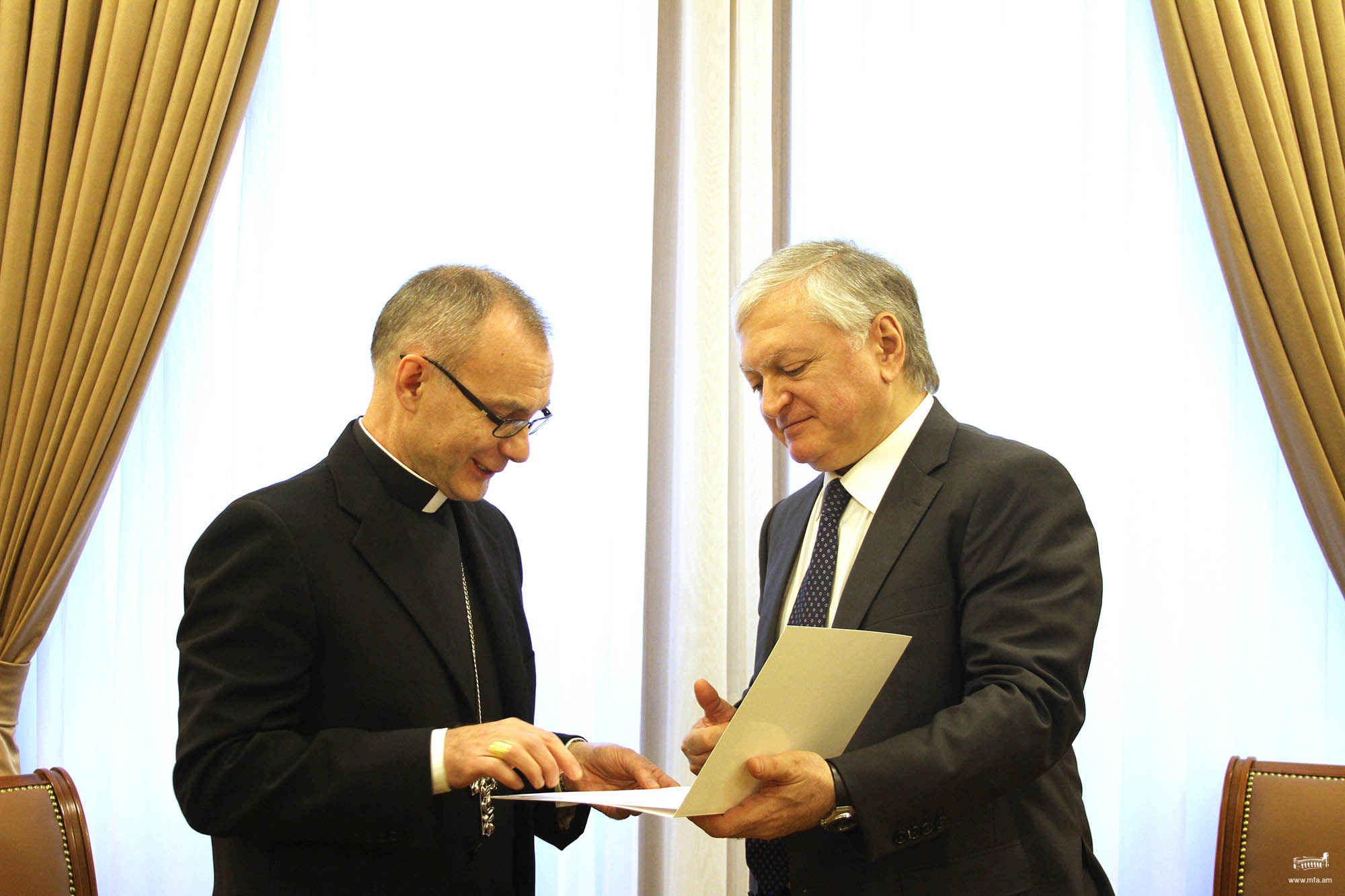 Нунций Святого Престола в Армении награжден Медалью почета МИД