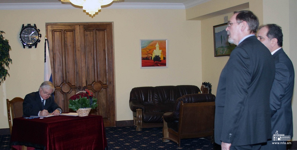 Edward Nalbandian signed the book of condolences at the Russian Embassy