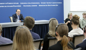 Лекция Шаварша Кочаряна перед студентами Хельсинского университета
