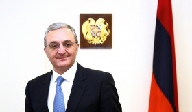Новоназначенный министр иностранных дел Зограб Мнацаканян принимает поздравительные послания