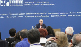 Նախարար Մնացականյանը հանդիպեց Լրագրողների համահայկական 9-րդ համաժողովի մասնակիցներին