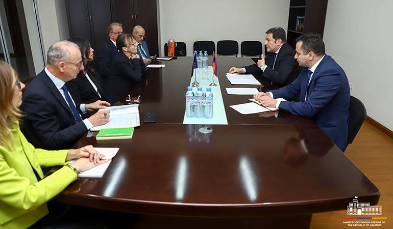 Rencontre du vice-ministre des Affaires étrangères avec la vice-présidente du Conseil régional de Provence-Alpes-Côte d'Azur