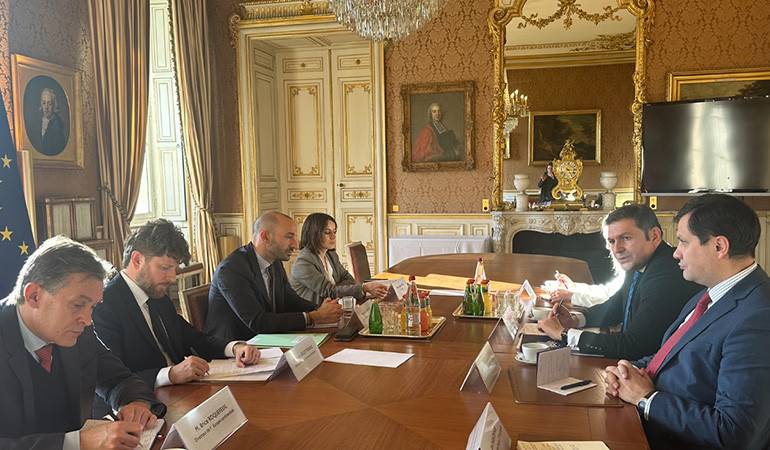 Rencontre du vice-ministre des Affaires étrangères de l'Arménie et le ministre délégué auprès du Premier ministre et du ministre de l'Europe et des Affaires étrangères de la France, chargé de l'Europe